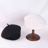 Elegancka solidna zimowa czapka beret wełna filcowa czapka czapka francuska sukienka beretowa pudełko na pigułki czapek czarny biały czarodziej kapelusz J220722