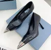 디자이너 메탈 뾰족한 하이힐 신발 신발 여자 삼각형 새로운 스타일 간단한 패션 여성 저녁 식사 블랙 섹시 여성 통근자 가죽 하이힐 신발 상자