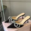 2022 Sandal Mach Satin Bow Pumps Kristall Utsmyckad strass Kvällskor stilett 85 Klackar sandaler dam klack Lyx Designer ankelband Klänning klack 35-42