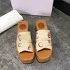 2022 Woody Chinelos Sandálias Slides Feminino Designer Sapatos Plataforma Cunha Mules Lona Tanga Slingback Bico Quadrado Preto Branco Vermelho Chinelo Sandália Slide Scuffs