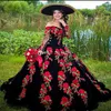 Princess Black Quinceanera klänningar 2022 Mexikansk stil av axlarna Rose Flower Prom Dress Långärmad bollklänning söt 15 Party XV Vestidos de 15 Anos Robe Bal