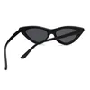 Solglasögon varumärkesdesigner katt ögon kvinnor söt sexig triangel solglasögon för liten ram cateye oculos vintage svart hvg raies förbud
