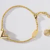 Bracciale da donna con ciondolo di design Gioielli di lusso Braccialetti con maglie d'amore in oro da donna Bracciale con ornamenti da donna Lettera V Bracciale Catene Regali