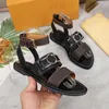 Designer Fashion Women's Collège Sandales plates élégantes en cuir en cuir extérieur en cuir extérieure Sangle de cheville avec des accessoires en boucles ajustez les chaussures d'été