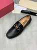 2022 sapatos de vestido de designer masculino couro preto fivela de ouro moda de luxo masculino casual toe baile de formatura com caixa original