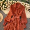Lente en zomer Franse vintage maxi -jurk 2022 SUNDRESS DAMES Lange mouw Orange Polka Dot Chiffon geplooide jurken Femme Robe