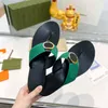 2022 SS Herr Kvinnor Lädersandaler Designer Slides stringtrosa Sandal Flat Loafers Äkta flip flops Tofflor Metallkedja Mode Sommar Beach Bee Tofflor Med Box 35-45