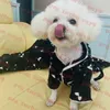 Merk huisdieren pyjama pluche deken letter logo honden kussenset mode huisdier slaapkleding deken driedelige hondenkleding