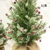 Decorazioni natalizie per il desktop Decorazione per la casa dell'albero di Natale con neve di frutta rossa