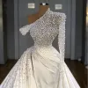 2022 Wspaniałe suknie ślubne z koralikami suknia ślubna jedno ramię długie rękawy Perły Satynowe zamiatanie pociągu wykonane na zamówienie plaż