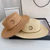 Été Femmes Designer Paille Créateurs De Mode Sunhat pour Femme Homme Marque Chaîne Plat Seau Chapeaux Herbe Tresse Chapeau De Soleil 2 Couleurs