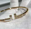 2022 di lusso di qualità v materiale oro braccialetto di fascino braccialetto aperto con diamanti e conchiglia per il regalo di gioielli da sposa da donna con scatola st5082736