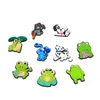 MOQ 100st Frog Series Cartoon Croc Jibz 2d Soft Plastic Shoe Charms Ornamentskor Spännen Tillbehör Anime Sko Dekorationer för kvinnors sandaler Armbandsgåvor