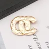 Lüks Kadın Tasarımcı Marka Mektup Broşlar 18k Altın Çiçek Külle Kristal Rhinestone Mücevher Broş Cazibesi Metal Pimi Evlen Düğün Partisi Takı Accessorie
