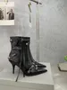 مصمم Lambskin مدبب إصبع القدم أحذية الكاحل الأسود مرصع بالأحذية ذات الكعب الجانبي للسيدات