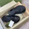 Luxe merk designer dames dikke zool geperforeerde sandalen slippers gemaakt van transparante materiële modieuze sexy schattige zonneschijn strand vrouwen schoenen slippers