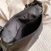 Diseñador para hombre Maletines negros Bolsos de hombro cruzados de nylon de lujo Bolsos de negocios medianos Cuerpo cruzado con letras Gran capacidad 177N