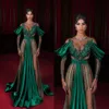 Mörkgröna kvällsklänningar Sheer Jewel Neck High Side Split Långärmad Mermaid Prom Klänning Satin Saudiarabien Celebrity Red Carpet Grows
