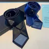 디자이너 남성 실크 넥타이 넥 타이 고급 디자이너 비즈니스 Unisex 브랜드 클래식 트라이앵글 및 편지 수제 넥타이 상자 너비 7cm 블루 2022