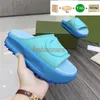 Nieuwe designer slippers Reliëf Interlock Platform rubberen glijbaan sandalen strand slipper vrouwen schoenen flip-flops blauw roze paars zwart ivoor runbber luxe sandaal