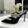 Designer New 23SS Luxury Crystal Sandals Dress Satin Crystal Banket Party Dinner Shoes Green Mattor Summer Ladies Womens Heels