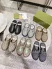 Herrkvinnor platt tjocka tofflor Fashion Letter Printing Baotou Peep Toe Canvas läder sandaler lyxiga bekväma lättvikt non slip strandskor storlek 39-48