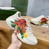 Designer Luxury Rhyton Casual Shoes Thick Sole skrymmande konstruktion Multicolor Neon Yellow Mens Women Glitter Rainbow Trainers Dad Platf23MJ#