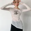 セクシーな不規則なデザイナーの服の女性がスルーロングスリーブティーシャツの女性ホローアウトスリムTシャツタイトなストリートウェアを見る
