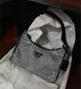 ダイヤモンドの女性ショルダーバッグ新しいクリスタルハンドバッグサマーファッションアンダーアームプロデスラグジュアリートートブリングナイロンナイロン高品質のクラシック光沢のあるハンドバッグジッパーバッグ