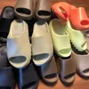 Tasarımcı Slides Slippers Sliders Kadınlar Mens Slider Clogs Kauçuk Slayt Oniks Siyah Kemik Kemik Reçinesi Clog Kum Takip Sandalet Plaj Ayakkabıları