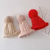 Simpatico berretto da bambino con pompon in pelliccia sintetica staccabile Hairball Twist berretto lavorato a maglia autunno inverno caldo berretto da bambina per bambini