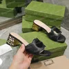 2022 Designer Sexig platt toffel Kvinnor Slåsande utskuren Högkvalitativ Real Leather Slipper Sandal Square Muls broderad plattform Gummisandal med låda