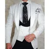 Brand New Pink Embossing Groom Tuxedos Green Shawl Lapel Side Vent Padrinos de boda para hombre Vestido de novia Excelente hombre Chaqueta Blazer Traje de 3 piezas Chaqueta Pantalones Chaleco Corbata 2606