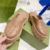 Kadın platformu delikli sandal her mevsim gelişir Burada monogramlar bu beyaz kauçuk sandalet köpük terliklerinde bir kesik deseni şeklinde