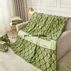 Cobertores de flora verde moda letras estampadas tapete xales retrô cobertor de viagem de secagem rápida personalizado macio lã lazer cobertor5420900