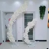 Decorazione romantica sullo sfondo di un matrimonio Fiore di ciliegio Porta ad arco Strada Piombo Mensola ad arco a forma di luna con set di fiori artificiali