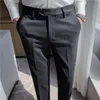 Pantaloni eleganti da lavoro in lana spessa autunno inverno di alta qualità Abbigliamento da uomo Pantaloni da ufficio slim fit in vita semplice con ricamo formale 220402