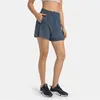 L-196 Shorts esportivos casuais femininos Calças curtas para yoga de secagem rápida Calças de moletom finas com bolsos laterais embutidos Calças elásticas para treinamento fitness ao ar livre de três pontos