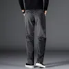 Pantalones de pana gruesos de moda elástica para otoño e invierno, pantalones para correr de mediana edad rectos holgados de negocios para hombre de talla grande 40 42 220325