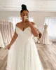 Plus -storlek bröllopsklänning en linje utanför axeln spets stora brudklänningar applikationer zip tillbaka underbara dam äktenskapsklänningar vit elfenben