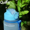 QuiFit Su Şişesi 1 Litre Silikon Saman Borulu Cap Galon, BPA-Ücretsiz, Zaman Damgası Ile Günlük İçme 220307