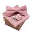 Feste Farbe super weicher Wildleder Männer Baumwoll Schmetterling Tiege Taschentuch Brosche Set Bowtie Bow Pink Blue Butterfly Hochzeit Neuheit L220728