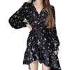 Lässige Kleider 2022 Sommer koreanischer schicker langärmeliger V-Ausschnitt unregelmäßiger Kordellauf Rock Taille Kleid Fashion Temperament Party Mädchen