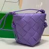 Bolso de cubo tejido Bolsos de hombro cruzados para mujer Letras de moda interior Cierre de clip de cuero genuino Bolsos de marca de color sólido Monedero de alta calidad