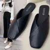 SLIPPER Women Mule 2022 Zomer Elegant vierkant gesloten teen platte vrouwelijke schoen casual leer zwart witte glijbaan plu maat 35 43 220622