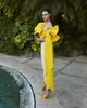 Chique vrouwen jumpsuits prom -jurken met boog beige en gele 2022 sexy off schouderruffels satijnen avondjurken slanke fit speciale gelegenheidslijtage