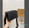 Bolso de mano para hombre y mujer con diseño de pecho 2022, bolso de mensajero bonito a todo color, bolso de hombro unisex, tamaño 23cm