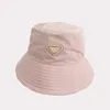 Designer Kvinnor Fashion Prad Spring and Summer New Triangle Badge Letter Fisherman Hats Satin Material Baseball Cap Herrens broderade parhatt