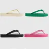 Designer Chevron Thong Sandal Women Sandaler Flat Flip Flops med dubbla G Texturerade mönster Rummi V-formade skor Klassisk toffel med ruta 351