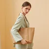 2022 Bolsas de couro femininas novas bolsas causais que trabalham com saco de ombro que deslocam bolsas de alta capacidade de alta qualidade